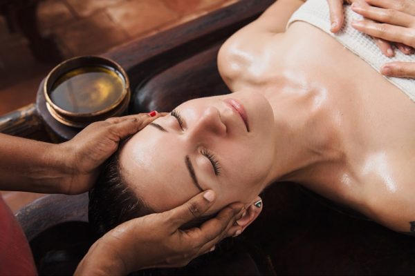 Massage indien ayurvédique huile végétale de sésame chaude