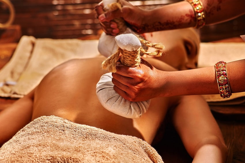 Massage ayurvédique Abhyanga avec pochons pinda